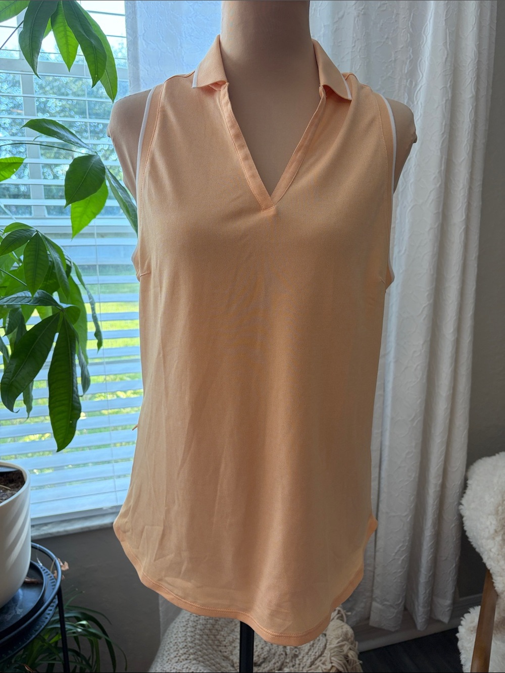 Puma women’s golf top sleeveless with collar, white peach zipper pocket, medium